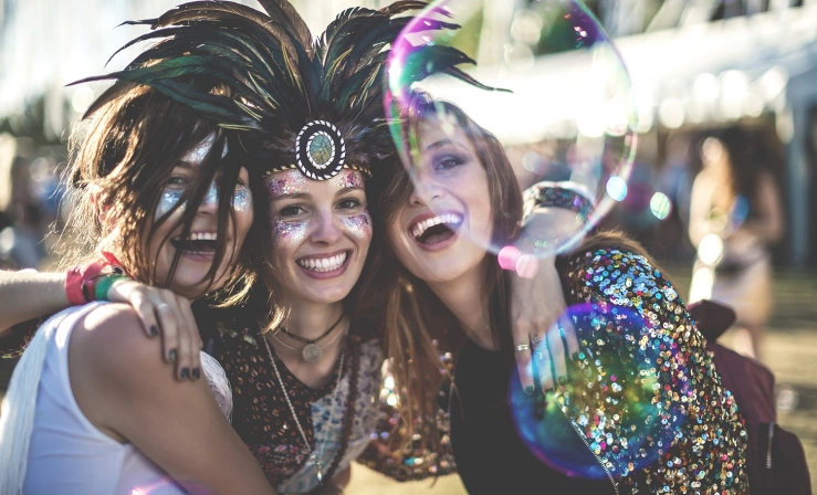 Zufriedene Festivalbesucherinnen Zufriedene Festivalbesucherinnen
