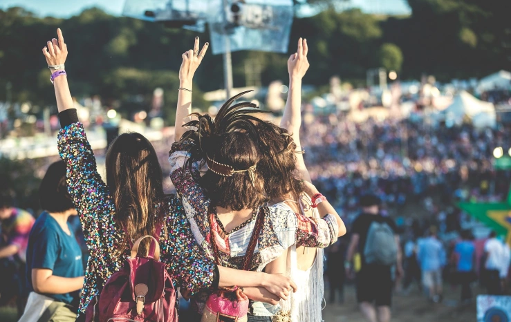 Freunde vor Festivalmenge Freunde vor Festivalmenge