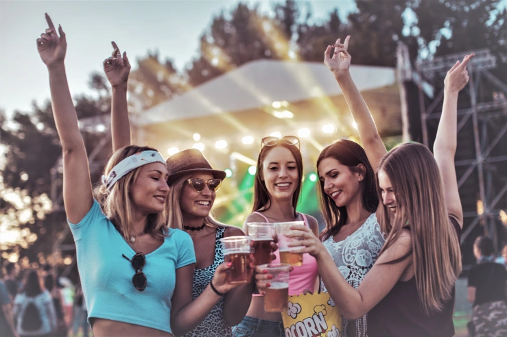 Frauen stossen an Festival an Frauen stossen an Festival an