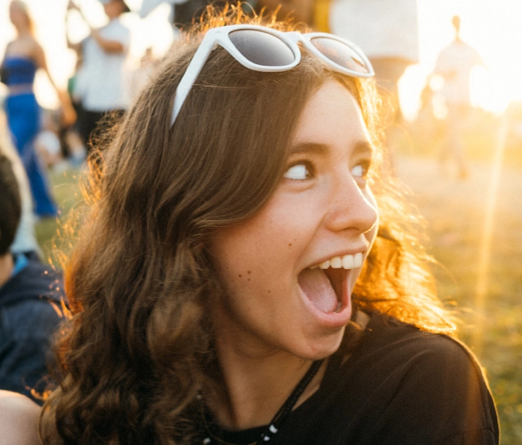 Emotional Branding GlĂŒckliche Frau an Event
