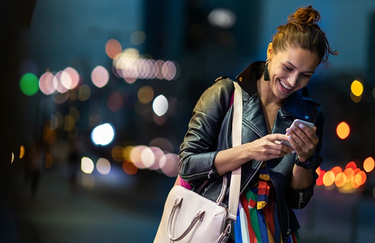 Fröhliche Frau mit Smartphone Fröhliche Frau mit Smartphone