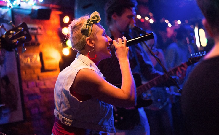 Singende Frau in bei intimem Konzert Singende Frau in bei intimem Konzert