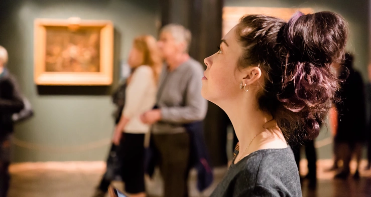 LP Museen Frau im Museum Frau betrachtet GemÀlde im Museum