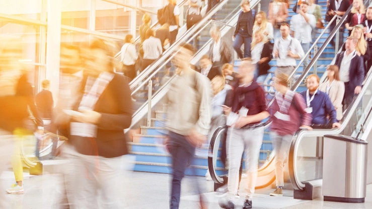 Besucher strömen zur Messe Besucher strömen zur Messe