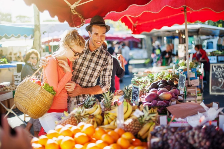 Pärchen auf Wochenmarkt Gemeinde Regionen Pärchen auf Wochenmarkt Gemeinde Regionen