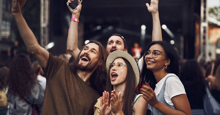 Community Aufbau Diverse Personengruppe, die fröhlich am Event ist.