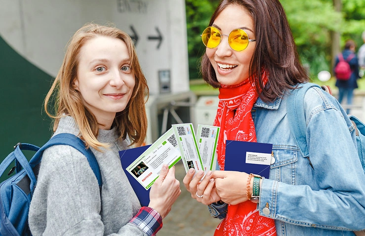 Zufriedene Ticketkäufer:innen Zufriedene Ticketkäufer:innen